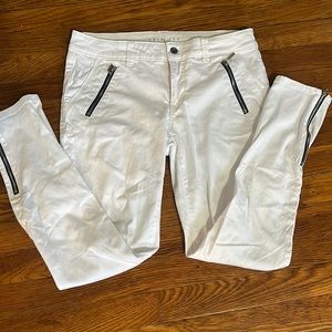 White House Black Market Skimmer Crop 6 White with Black Zippers